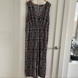 Sleeveless long jumpsuit with tribal neutral print